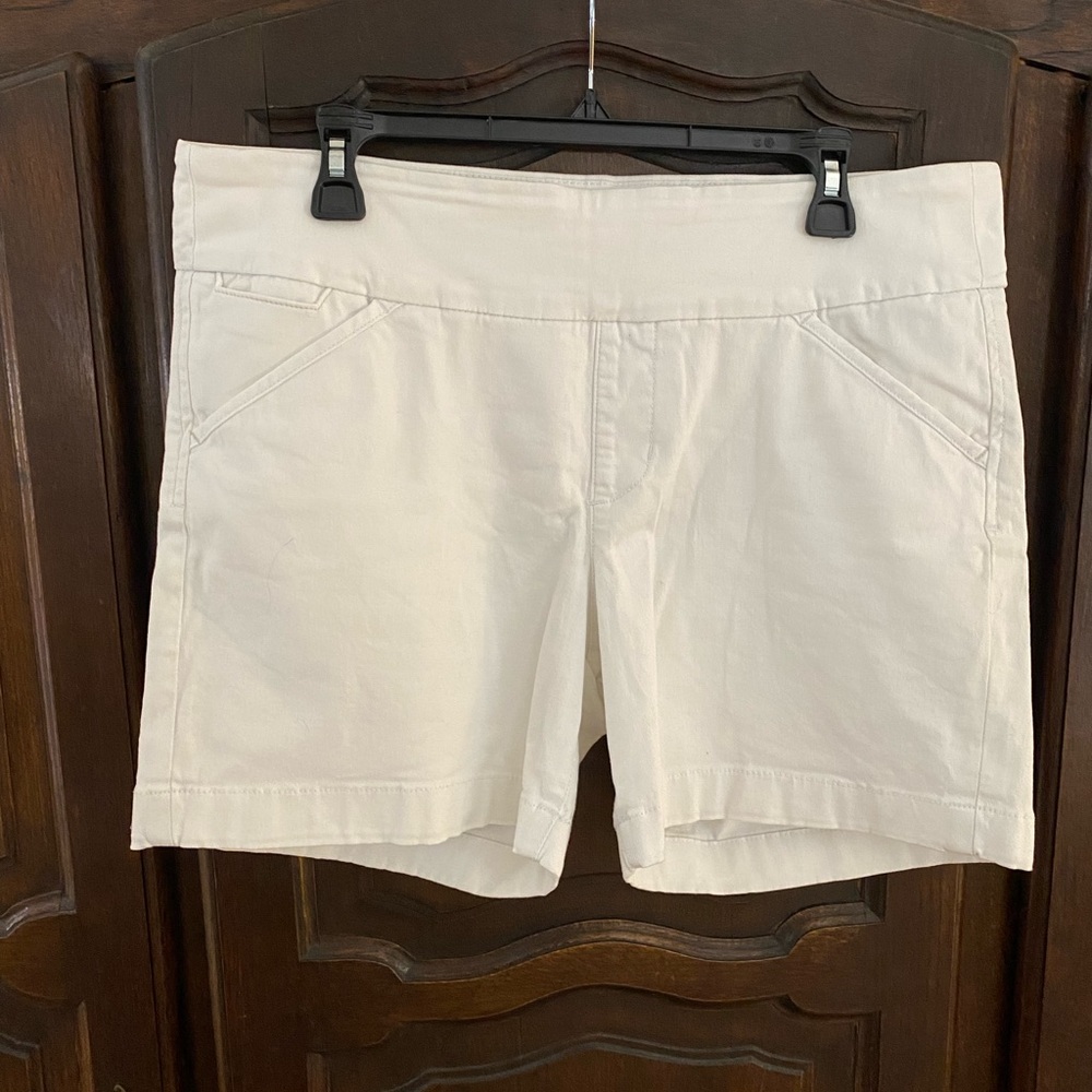 JAG white pull on shorts size 14 EUC Classic fit